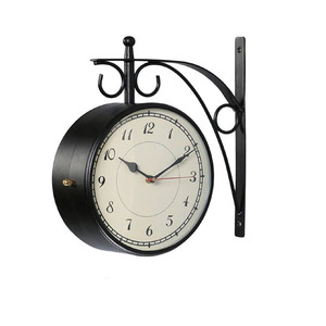 Reloj rústico de doble cara Diseño vintage con personaje Encanto del viejo mundo Reloj de pared vintage de doble cara - Product Image 2
