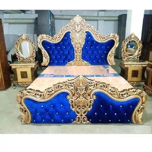 Lit Royal Queen au fini doré, lit au fini doré Antique avec tables de nuit, meuble de chambre en bois sculpté à la main de taille King - Product Image 1