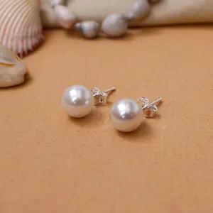 Boucles d'oreilles à clous en perles élégantes pour femmes, bijoux élégants pour tous les jours - Product Image 1