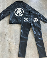 Ensemble de survêtement pour homme personnalisé, brodé, en cuir noir, avec veste boutonnée, chemise et pantalon évasé en PU, grandes tailles
