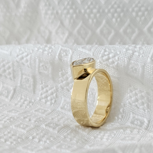 แหวนเพชรทรงมาร์ควิส 14k ทองคำแท้ วินเทจ ฝังแบบช่อง  ได้รับการรับรองจาก IGI ผลิตด้วยวิธี HPHT และ CVD เหมาะสำหรับทั้งชายและหญิง - Product Image 4