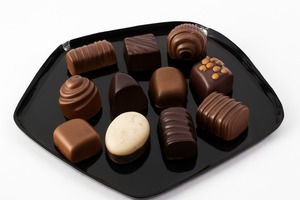 Bandeja DE SERVICIO DE METAL decorativa perfecta para chocolates, diseñada para mezclar sofisticación con función para un servicio elegante - Product Image 6