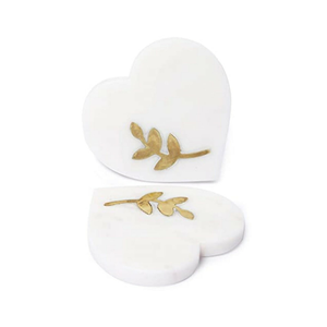 Juego de 4 posavasos de mármol redondos con diseño de hoja de latón dorado en forma de corazón, piedra blanca en soporte, alfombrilla y almohadillas para bebidas - Product Image 1