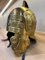 Casque de cavalerie en laiton de style ancien avec plume en crin de cheval noir, protège-oreilles décoratifs, armure de présentation et de costume