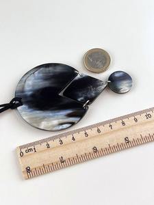 Collar con Colgante de Imitación Antigua, Hecho a Mano, de Alta Calidad, Elegante, de Resina de Cuerno de Búfalo Pulido, Ecológico, con Madera, Metal y Hueso - Product Image 4