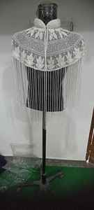 Haut de style poncho perlé à la main de conception classique femmes filles portant des ponchos lourds élégants pour les fêtes - Product Image 3