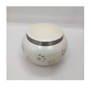 Urne funéraire personnalisée en métal doré pour animaux de compagnie avec gravure de nom et de date et motif d'empreinte de patte - Product Image 6