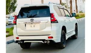 YOTA PRADO GCC 2022 d'occasion, berline 2020, transmission intégrale, sièges en cuir, éclairage halogène, caméra 360°, toit ouvrant panoramique, écran tactile - Product Image 3