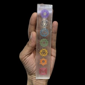 เครื่องชั่งแบบซีลีไนต์สัญลักษณ์จักระทั้งเจ็ดสลักแบบพรีเมี่ยมสำหรับการรักษาจักระ - Product Image 2