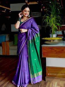 ชุดส่าหรีสีม่วงแบบดั้งเดิมสำหรับผู้หญิง พร้อมขอบสีเขียวตัดกัน ประดับด้วยลายปักดิ้นทอง ดีไซน์เนอร์ชุดส่าหรีสำหรับงานแต่งงาน - Product Image 2