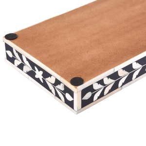 Nouvel Arrivage Plateau de Service Carré/Rectangulaire Européen en Bois Poli Fait Main avec Incrustation en Résine Osseuse, Design Floral Unique et Rangement Intégré - Product Image 4