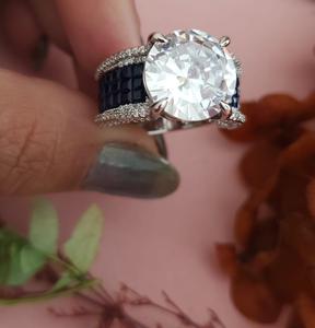 Bague de créateur tendance de meilleure qualité avec finition argentée pour la fonction et la collection de vêtements de mariage pour femmes - Product Image 3