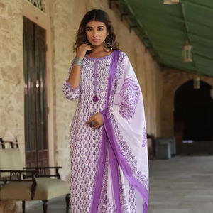 เสื้อยืดคอกลมพิมพ์ลายชนเผ่าสีม่วงพร้อมลำตัวผ้าทอและผ้าฝ้าย Dupatta ประดับเลื่อม - Product Image 1