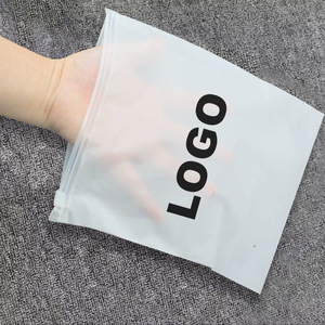 Sacs de T-shirts en plastique personnalisés Sac à fermeture éclair biodégradable givré pour vêtements Emballage et impression de logo personnalisé - Product Image 1