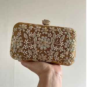 Bolsos de Noche Bordados a Mano con Base Negra, Cierre de Botón, Diseño de Piedras, Hechos a Medida para Diseñadores de Moda y Tiendas - Product Image 5