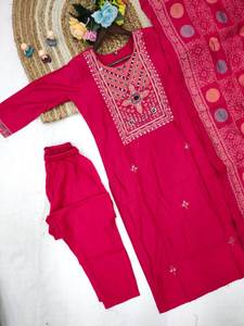 Ensemble Kurti en soie romaine Chanderi imprimé avec dupatta, véritable travail à la main avec des miroirs, micro-coton intérieur, grossiste - Product Image 2