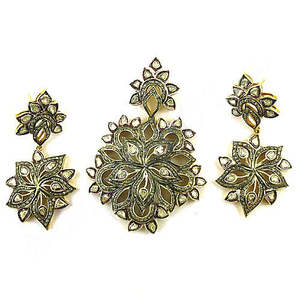 Ensemble de pendentifs floraux en or antique plaqué diamant, bijoux fins avec un design élégant et complexe - Product Image 1