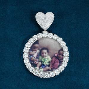 Pendentif photo personnalisé en or 14 carats avec moissanite, charmes uniques et élégants - Product Image 4