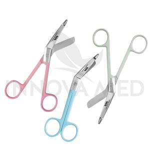 Tijeras para vendajes de acero inoxidable multicolor de 14 cm, esenciales para primeros auxilios y emergencias, al por mayor, certificadas por INNOVAMED - Product Image 4