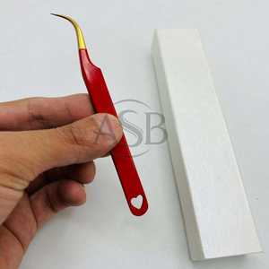Pinces à cils courbées en or rouge avec cœur personnalisable en acier inoxydable Impression de logo personnalisée Étanche Service OEM - Product Image 2