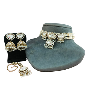 Ensemble ras du cou Kundan et perles non coupées avec mélange Maang Tikka de charme traditionnel et de sophistication royale parfait pour une occasion spéciale - Product Image 2