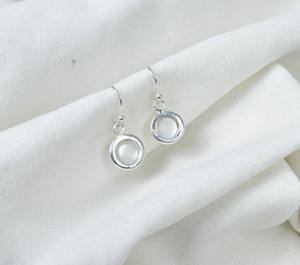 ต่างหูห้อยแฟชั่นทำมือสำหรับผู้หญิง เครื่องประดับเงินแท้ประดับมุกและพลอยคาโบชอง เงินสเตอร์ลิงแท้ 925 สำหรับงานแต่งงาน พร้อมตราประทับ - Product Image 2