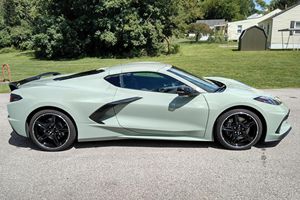 Corvette Stingray Coupé 2024, Motor LT2 V8, Paquete de Rendimiento Z51, Color Verde Cactus, Sin Modificar - Product Image 3