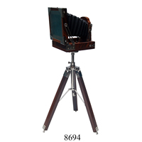 Caméra antique avec trépied et projecteur de caméra de cinéma vintage rétro de couleur rouge avec support pour produit décoratif