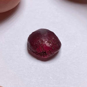 Pierre précieuse naturelle grenat rouge œil de chat en forme de cœur 8 mm, pierre minérale polie de haute qualité - Product Image 3