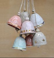 Cloche de vache en céramique antique avec un design de ferme de campagne parfait pour un chalet rustique et une décoration d'intérieur d'inspiration vintage