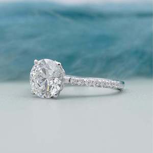 Bague de fiançailles en diamant de laboratoire rond de 2 carats avec bande pavée, sertissage à 4 griffes, certifiée IGI, plaquée or rhodié, style luxueux - Product Image 2