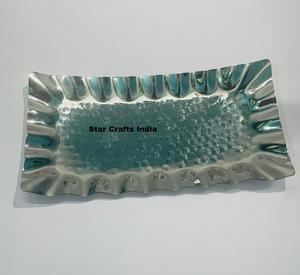 Plateau de service rectangle profond moderne en acier inoxydable avec bord roulé et poignées pour le stockage des aliments dans les restaurants de restauration - Product Image 1