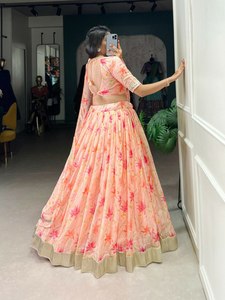 おしゃれなトレンディなカラー<span class=keywords><strong>Navratri</strong></span>お祝い & ウェディングパーティースペシャルタビーシルクLagenga Choli