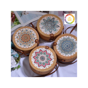 Bolsa de ratán hecha a mano que combina funcionalidad con estilo y funciona como artículo de decoración del hogar. - Product Image 6