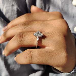 Anillo de compromiso con diamante marquesa y engaste de 3 piedras - Product Image 2