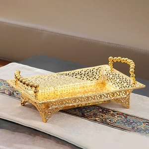 Élégant plateau de service ovale en or avec motif floral complexe et bords décoratifs, parfait pour un service et une décoration élégants - Product Image 5