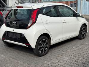 Parfaitement utilisé 2019 <span class=keywords><strong>Toyota</strong></span>-<span class=keywords><strong>Aygo</strong></span> (<span class=keywords><strong>X</strong></span>) manuelle essence 4 cylindres Euro6c 4 places 72hp voitures d'<span class=keywords><strong>occasion</strong></span> prêtes à être expédiées dans le monde entier - Product Image 3