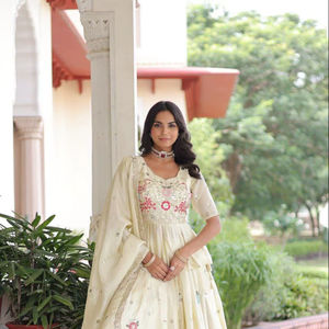 Lehenga avec Blouse en or brodé avec des fils multicolores, des paillettes et des sequins, et Dupatta en or brodé avec des fils et des sequins - Product Image 1