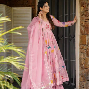 ชุดเดรสชาราร่าพร้อมผ้าคลุมไหล่ ผ้าจอร์เจตต์เนื้อหนัก ปักลายดอกไม้หลากสี ประดับเลื่อม งานปักแบบหลวม สไตล์วินเทจ ชุดฤดูร้อน - Product Image 1