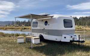Remorque Mini Caravane Légère et Étanche à Double Amortisseur en Acier Inoxydable Blanc Moderne en Forme de Goutte d'Eau, Vente Chaude 2 - Product Image 3