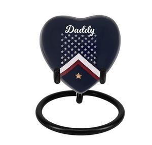 Vétéran Drapeau Coeur Souvenir Urne Stand Option fait à la main petite urne en bois pour les cendres - Product Image 3