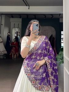 Bollywood Design Rayonne Avec Zari Tissage Travail Lehenga Choli Femme Fabricant De Mode De L'Inde Au Taux Le Plus Bas - Product Image 6