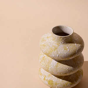 Jarrón de Cerámica Minimalista Beige de Tres Anillos, Hecho a Mano, Pequeño, de Porcelana, Decoración de Mesa para Interiores, Uso Doméstico, Moderno, de Bajo Mantenimiento - Product Image 5