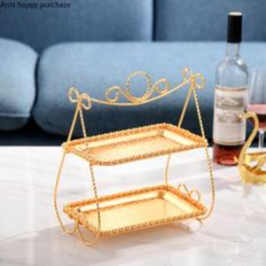 Support à gâteau doré magnifiquement conçu avec structure raffinée et détails en relief pour les occasions formelles et les rassemblements - Product Image 4