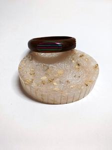 Brazaletes de madera hechos a mano de la mejor calidad con motivos tribales Joyería de declaración única para trajes bohemios Disponible al mejor precio - Product Image 3