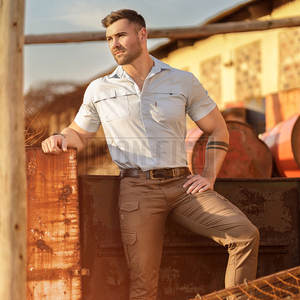 Pantalones Cargo clásicos de cintura media para hombre 100% algodón botón mosca y bolsillos laterales Casual utilidad estilo moderno - Product Image 6