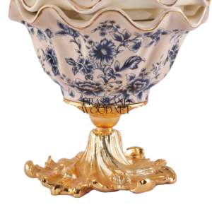 Bonbonniere de latón dorado de lujo con base ornamentada de diseño europeo clásico y elegantes detalles decorativos - Product Image 5