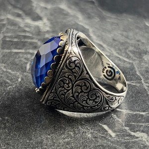 Anillo de Plata Turca Hecho a Mano para Hombre con Gema Ovalada de Zafiro Azul Cabujón, Zirconia Azul de 10k, Patrón Único, Joyería Artesanal - Product Image 4
