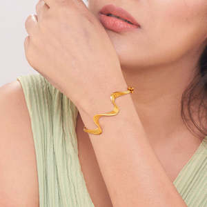 Brazalete de Oro de 14k con Baño de Rodio, Perlas y Diamantes para Mujer, Regalo Moderno para Fiestas - Product Image 2