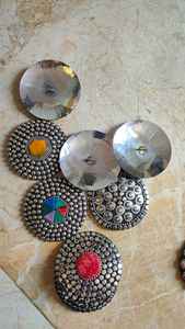 Concho de metal de latón hecho a medida con trabajo de incrustaciones y grabado en múltiples colores idea para hacer cinturones adecuados para reventa - Product Image 5